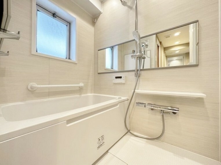 浴室 ゆったりくつろげる窓付きバスルーム。通風も確保し、開放感を感じながらリラックスタイムを満喫。