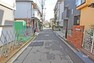 現況写真 物件の南側前面道路（西側から）［2023年10月15日撮影］