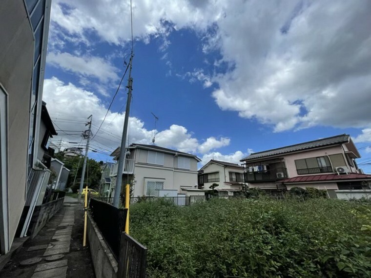 土地の地勢が高台の場合、景色が綺麗にみることができ、景色にこだわってお家探ししている方におすすめです！また平坦地よりも風通しがいいというメリットがあります。デメリットもあるので是非現地でご確認下さい。