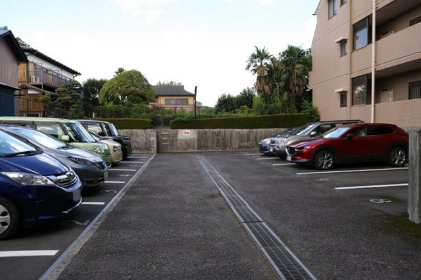 敷地内駐車場 車一台あたりに必要なスペースは、標準サイズの普通自動車で横幅2m50cm、長さ5mは必要になります。ただし、乗降のことも考慮して横幅3m30cm、長さ5m50cmほどは確保できるところを選びましょう。