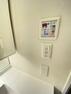 冷暖房・空調設備 【浴室乾燥機】 あると便利な設備機器です。雨天の際だけでなく、花粉や黄砂が飛び交う時期、東京湾での赤潮や青潮発生時にも使えますので、においやほこりの予防が可能
