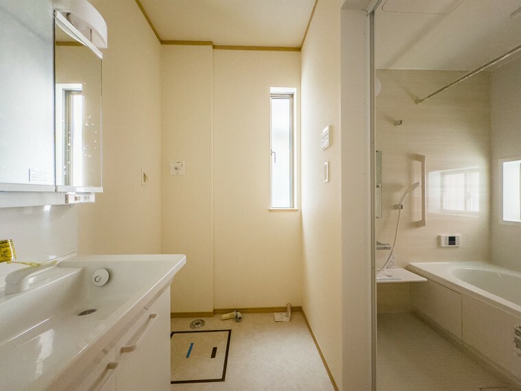 脱衣場 脱衣所、洗面所は小さなプライベートスペース。歯磨き、洗顔と毎日施す個人空間。換気も設置して、熱気などを開放して、爽やかなスペースになるように設計されています。