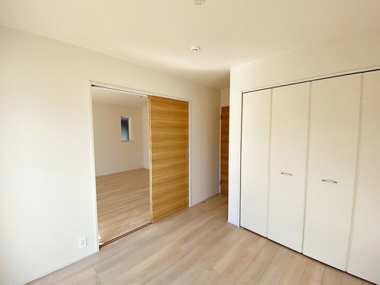 【1階洋室5帖】 リビングと続き間の洋室。オープンにして大空間にしたり、クローゼットもあるので個室として使用することもでき便利です。