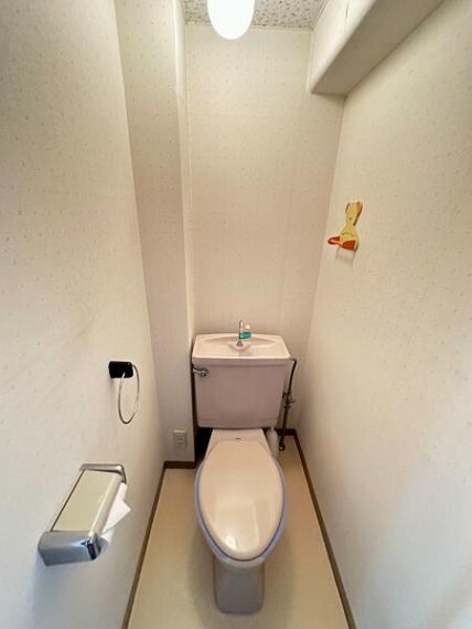 トイレ シンプルなデザインのトイレ。飾り付けも楽しめま