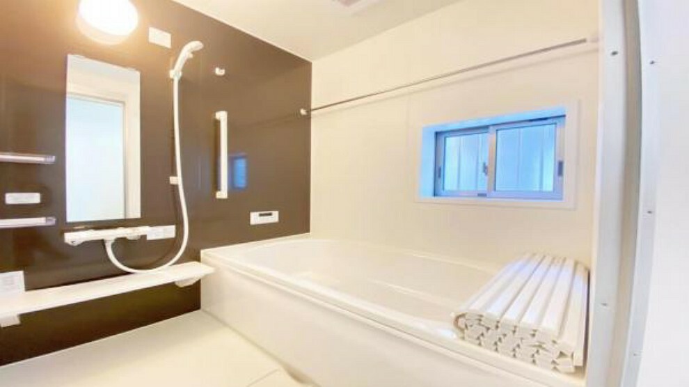 浴室 アクセントパネルを施した浴室には窓があり、気になる湿気の換気が可能です。