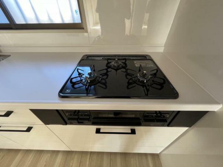 【現地写真】新品交換したキッチンは3口コンロで同時調理が可能。大きなお鍋を置いても困らない広さです。お手入れ簡単なコンロなのでうっかり吹きこぼしてもお掃除ラクラクです。