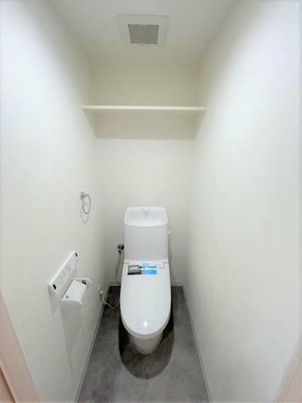 トイレ 【リフォーム後】トイレはLIXIL製の温水洗浄機能付きに新品交換しました。キズや汚れが付きにくい加工が施してあるのでお手入れが簡単です。直接肌に触れるトイレは新品が嬉しいですよね。