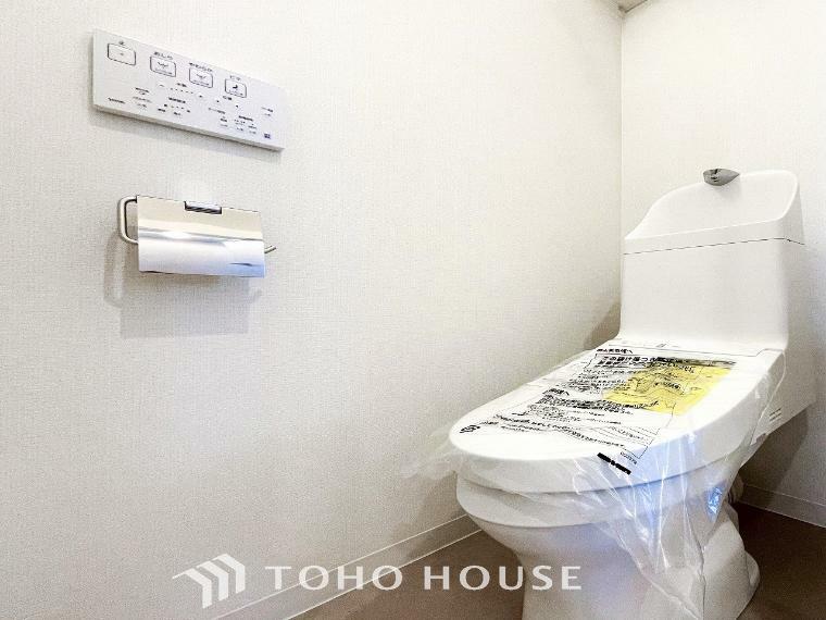 トイレ トイレはシンプルにホワイトで統一した温水洗浄付です。