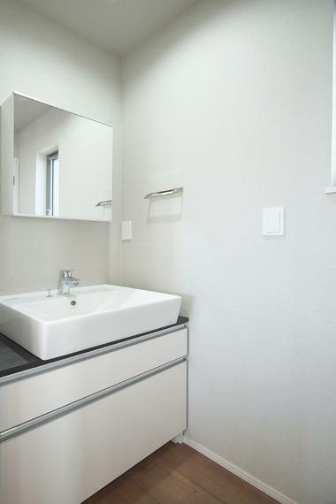 洗面化粧台 2階にもパウダースペースを設置。来客時にも嬉しい衛生設備です。