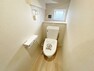 トイレ 温水洗浄機能の付いた快適なトイレ  窓があり自然の風や日差しで気持ちの良い開放感のあるトイレ