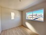 洋室 【洋室6帖】 2階の洋室はすべて二面採光となっているので、晴れの日の日中はいつも明るい室内に。  全居室ペアガラスで断熱性・遮熱性があり結露が激減、保温・保冷効果で節電に繋がります。