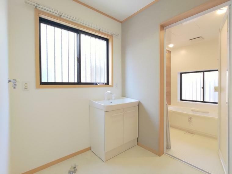 脱衣場 浴室・洗面脱衣室ともに窓があって換気しやすく、カビが生えにくい造りです。