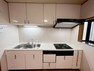 キッチン 機能性に優れたシステムキッチンは収納量が豊富です。清潔感のあるオフホワイトの天板が採用されています。