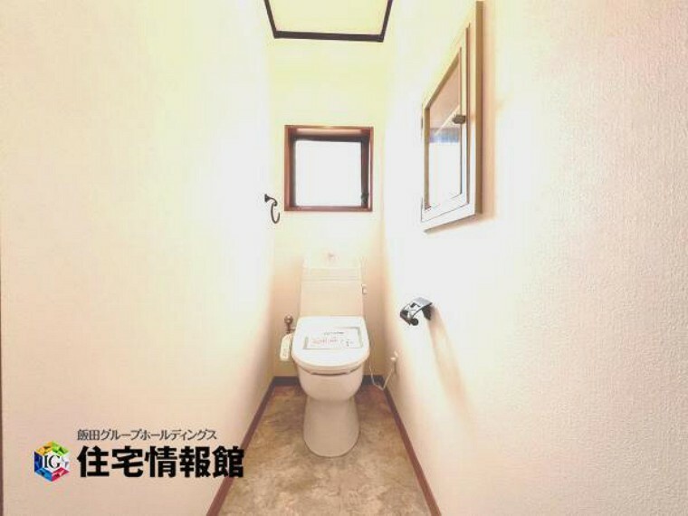 トイレ 白で統一された清潔感のあるトイレです。こまめな換気が可能な小窓もございます。