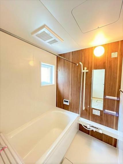 浴室 浴室はハウステック製の新品のユニットバスに交換しました。足を伸ばせる1坪サイズの広々とした浴槽で、1日の疲れをゆっくり癒すことができますよ。