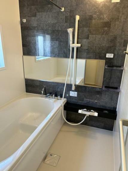 浴室 【リフォーム済写真】浴室はハウステック製の新品のユニットバスに交換します。足を伸ばせる1坪サイズの広々とした浴槽で、1日の疲れをゆっくり癒すことができますよ。