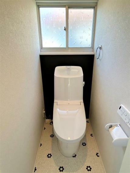 トイレ 【リフォーム済写真】トイレはLIXIL製の温水洗浄機能付きに新品交換しました。キズや汚れが付きにくい加工が施してあるのでお手入れが簡単です。直接肌に触れるトイレは新品が嬉しいですよね。