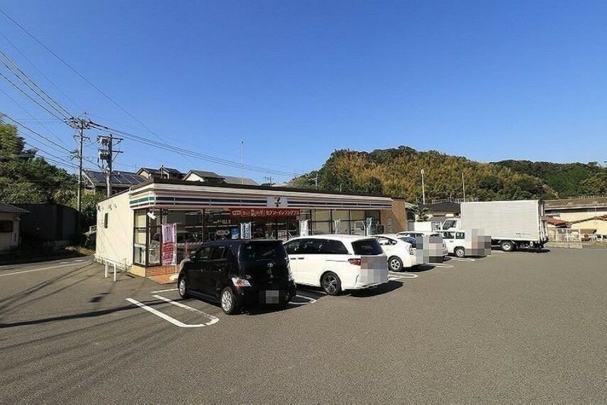 コンビニ セブンイレブン　鹿児島西郷団地入口店【セブンイレブン鹿児島西郷団地入口店】コンビニエンス ストアのチェーン。軽食や飲み物をはじめ、売店で扱うさまざまな商品を用意。