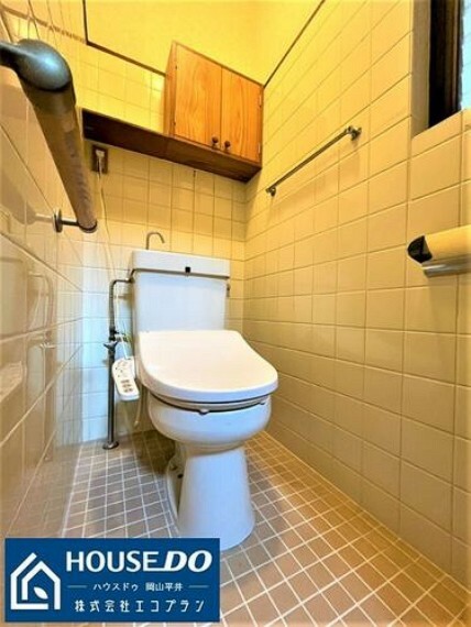 トイレ 手すり付きのトイレは足が悪い方に優しい設計となっており、将来の事を考えても安心して生活出来ますね！