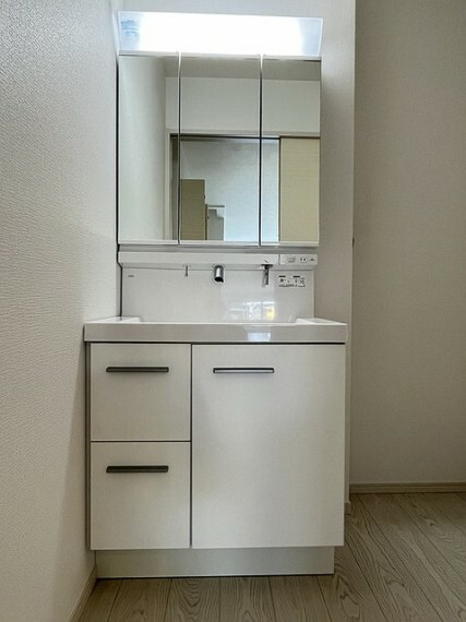 洗面化粧台 三面鏡を採用した洗面化粧台。鏡の裏にも収納スペースがあります。