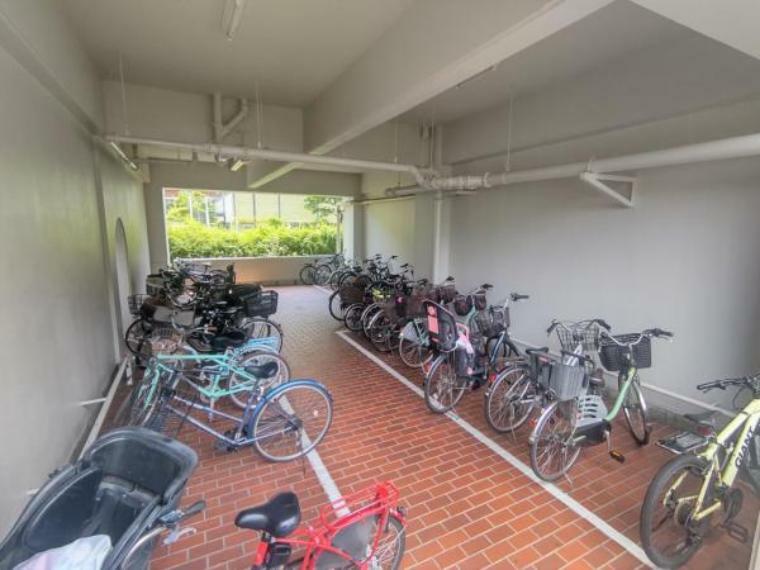 駐車場 【駐輪場】敷地内駐輪場は現在空きがございます。（2023.7.7）年額500円です。屋根がございますので自転車が濡れず嬉しいですね。