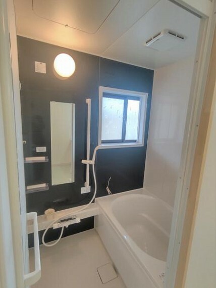 【同仕様写真】浴室はハウステック製の新品のユニットバスに交換しました。浴槽には滑り止めの凹凸があり、床は濡れた状態でも滑りにくい加工がされている安心設計です。