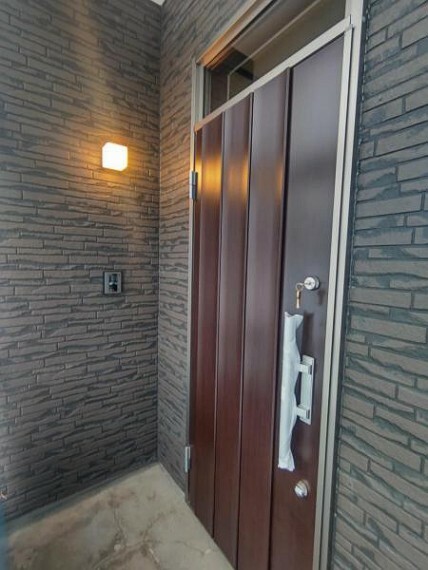【リフォーム後】玄関ドアは新品に交換しました。断熱性の高いドアは、北海道の寒い冬でも安心ですね。