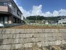 現況写真 家を建てる前提で土地を探している場合、地盤の丈夫さは譲れない条件の一つです。地盤が脆弱だと追加工事が必要となります。また、過去に地盤沈下や液状化現象を起こした土地は、できるだけ避けた方がいいでしょう。