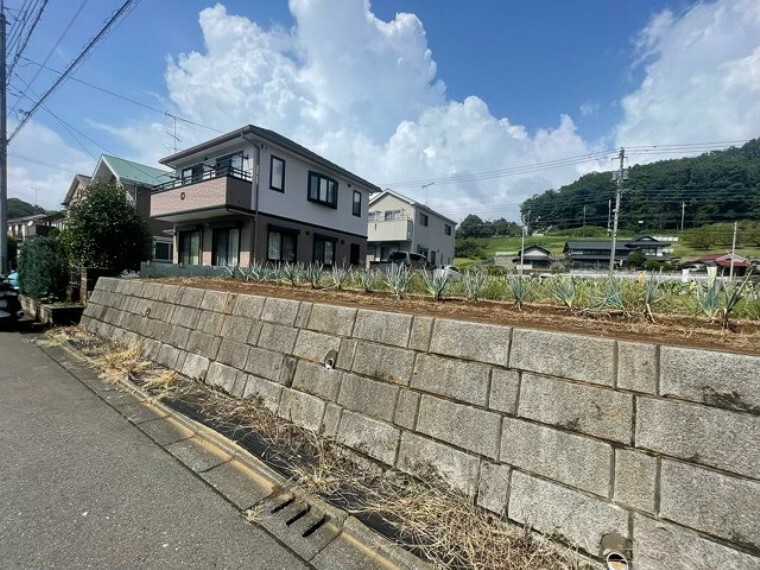 現況写真 急いで市街化される可能性が低い地域だけど、将来的に市街化するかもしれないという方向性が決まっていない地域を非線引き区域と言います。非線引き区域では建物を建てられることもあるため事前にお問合わせ下さい。