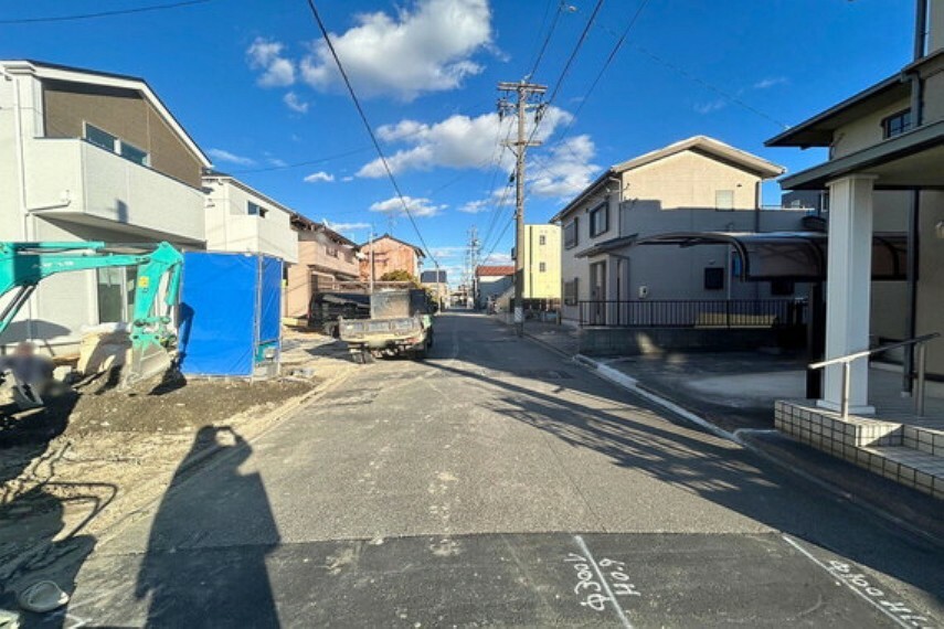 現況写真 物件の南側前面道路（西側から）［2023年12月22日撮影］