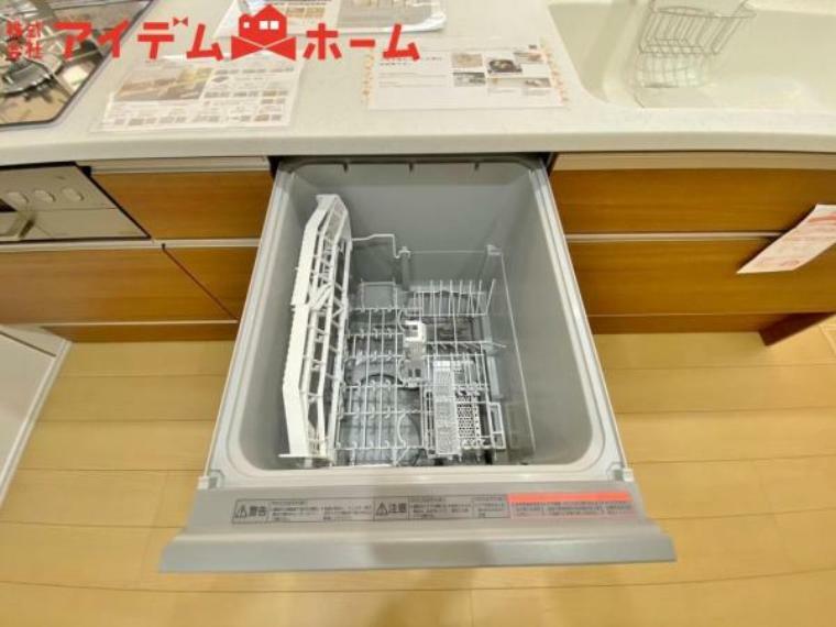 手間・時間をかけず、効率よく食器類を洗浄。家事の時間を大幅に短縮出来ます。 かつ節水効果にも優れた食洗機を標準装備。スライド式なので場所も取りません。