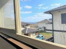 お庭、南側のお部屋からは琵琶湖眺望が取れます。お家から琵琶湖を眺めながらくつろげますね。