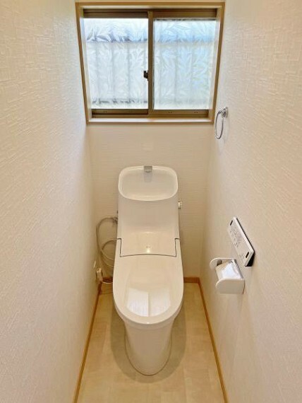 トイレ 【リフォーム済】温水洗浄便座トイレに新品交換しました。壁・天井はクロス貼替、床はクッションフロア張替を行いました。肌が直接触れるトイレが新品なのは、嬉しいですね。