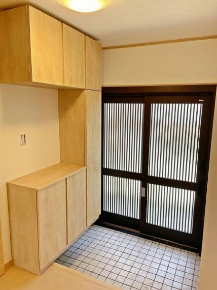 玄関 【リフォーム済】玄関写真。シューズボックスを新設しました。棚板は消臭効果付き。棚板の高さも調整でき十分に収納できます。清潔感のある玄関でお客様をおもてなしできますね。