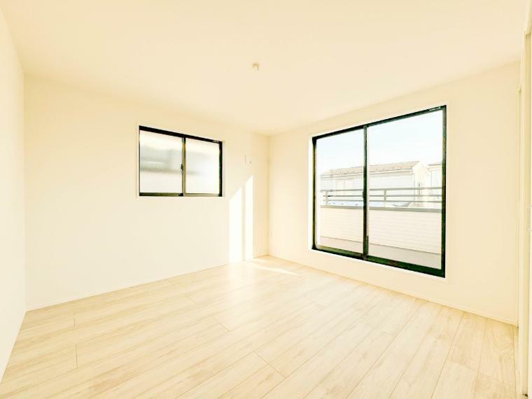 寝室 大きな窓からたっぷりと陽光が注がれる明るい空間。