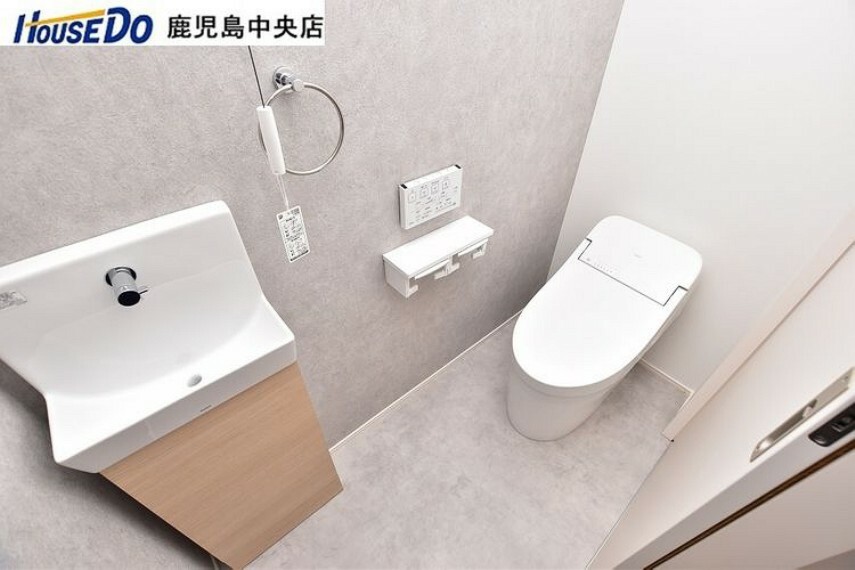 トイレ 【1階トイレ】温水洗浄便座機能付きのトイレです！手洗い器付き