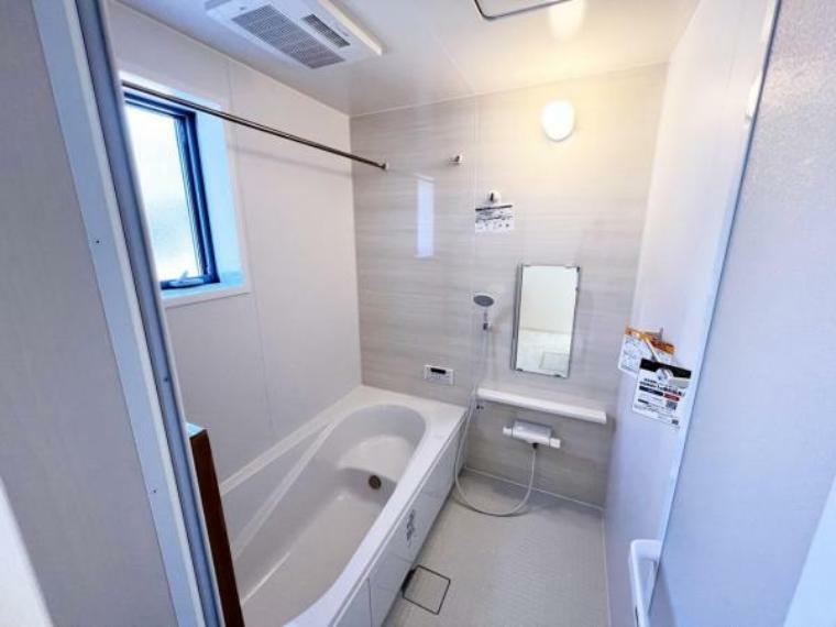 浴室 浴室には窓があり、気になる湿気の換気が可能です。