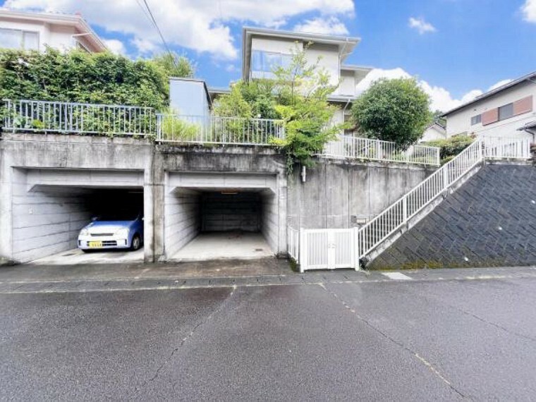 駐車場 雨の日も嬉しいビルトインガレージです。