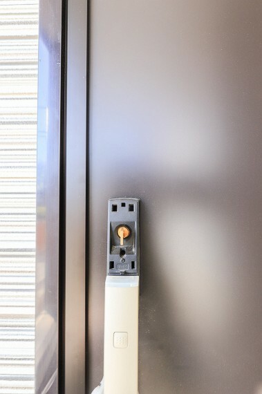 防犯設備 ■サムターンキー・防犯仕様、断熱効果のある玄関ドア