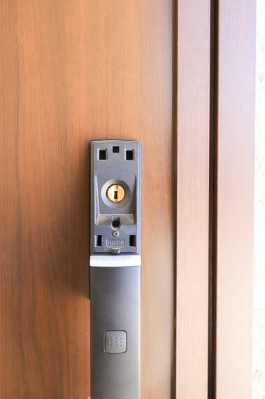 防犯設備 ■サムターンキー・防犯仕様、断熱効果のある玄関ドア