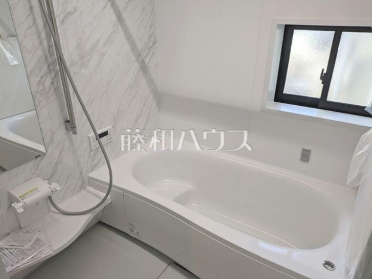 浴室 5号棟　浴室　【調布市飛田給3丁目】 白を基調とした清潔感あふれるバスルームです　