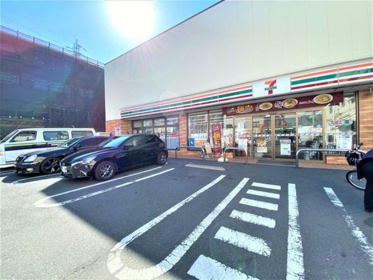 コンビニ セブンイレブン梅島駅前店 徒歩3分。