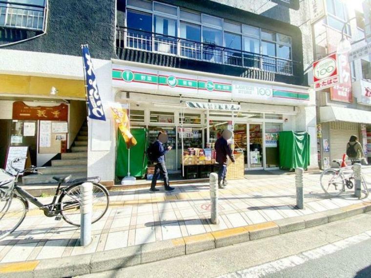 コンビニ ローソンストア100梅島駅前店 徒歩5分。