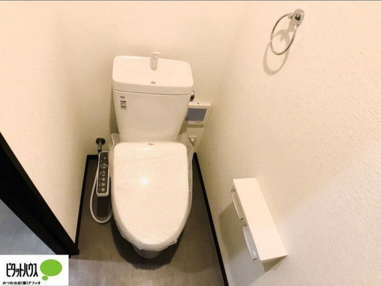 清潔な洗浄機能付き温水シャワートイレ。
