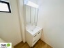 洗面化粧台 シャワー付き三面鏡洗面台。便利な収納棚でタオルや小物がスッキリ。