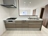 キッチン 行田市長野1丁目全7区画A号棟　 キッチン:並んで調理できるシステムキッチンはインテリアに合わせやすい人工大理石のワークトップを採用。食洗機付き。