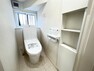 トイレ 行田市長野1丁目全7区画A号棟　トイレ:室内に換気用の窓と埋め込み型の収納がございます。中に掃除道具等収納し扉を閉めて目隠しに スッキリとした空間を保てます。