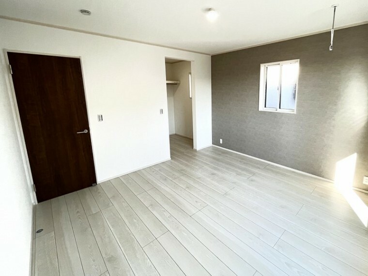 寝室 行田市長野1丁目全7区画A号棟　主寝室:8帖のゆとりある空間となっております。ブラウンの壁紙が印象的なお部屋です。WIC付き。