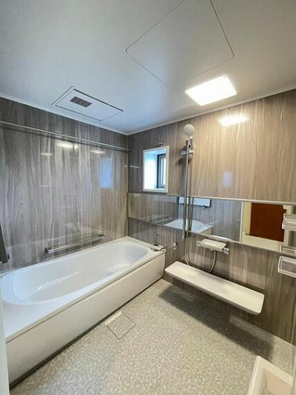 浴室 浴室乾燥機付きのバスルーム。足を伸ばしてリラックスができる安らぎの空間です