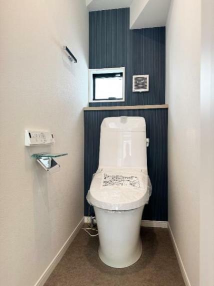 トイレ 【1Fお手洗い】窓付きのトイレは換気もバッチリです。
